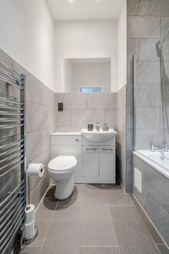a bathroom with a toilet and a sink at Stunning Ground Floor flat in Southside. in Glasgow