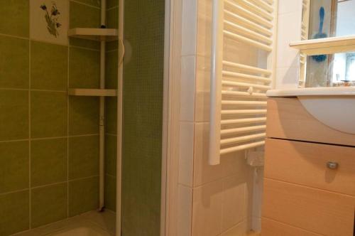 une salle de bain avec douche et lavabo dans l'établissement Studio CAP D'AGDE CT090-099, au Cap d'Agde