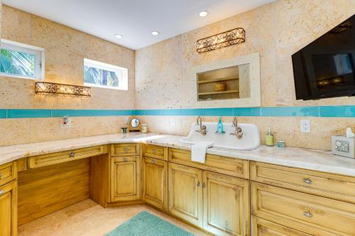 Η κουζίνα ή μικρή κουζίνα στο 1 Mi to Dtwn Oceanfront Gem with Resort Amenities!