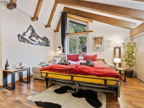 un dormitorio con una cama grande en una habitación en Apartment Haus Bodmen B Apartment B 43 by Interhome, en Zermatt