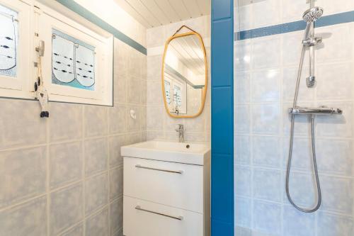 Koupelna v ubytování Maison de pêcheur 300m de la mer