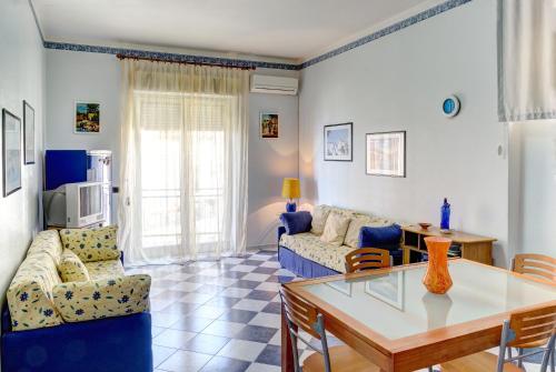 een woonkamer met een bank en een tafel bij Apartment Tysandros in Giardini Naxos