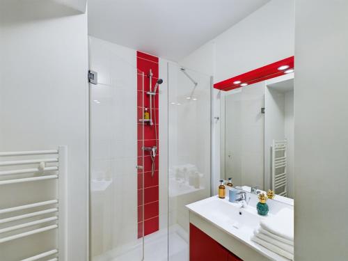a bathroom with a shower and a sink and a mirror at Résidence Kley Toulouse in Toulouse
