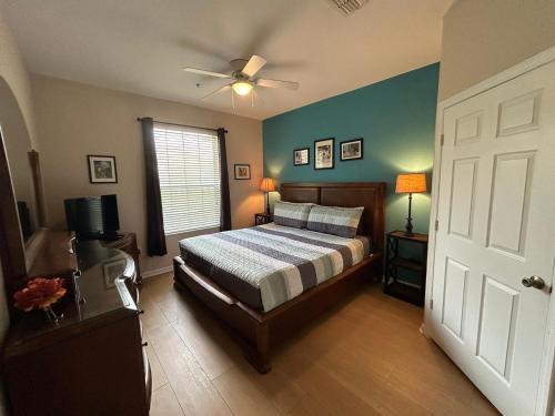 Postel nebo postele na pokoji v ubytování Windsor Hills Resort- 402B