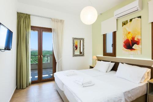 Ένα ή περισσότερα κρεβάτια σε δωμάτιο στο Kampos Villas