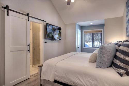 Postel nebo postele na pokoji v ubytování Silverpick Condo #109