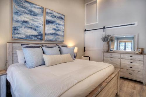 Postel nebo postele na pokoji v ubytování Silverpick Condo #109