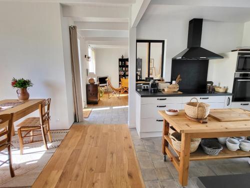 une cuisine avec une table et une salle à manger dans l'établissement 728-Belle renovation-Vue mer-Top roof-Grand confor, à Plouhinec