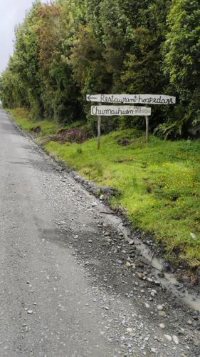 a street sign on the side of a road at Hospedaje Chumaihuen in Quellón