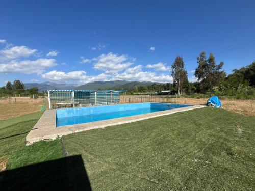 La alberca dentro o cerca de Cabañas Vega de Ancoa