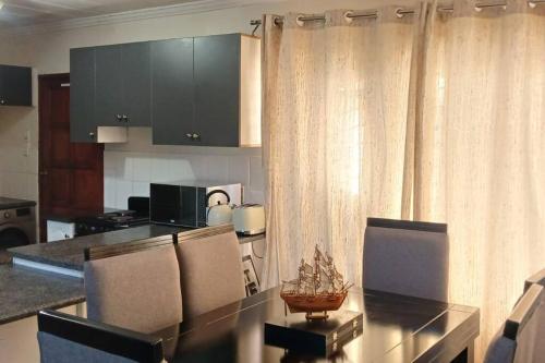 Una cocina con una mesa y sillas en una cocina. en Unique Stay- 1km to Monte Casino, en Sandton