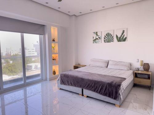 Giường trong phòng chung tại Luxury 2Bed 2Bath PH Steps from Mall Viva