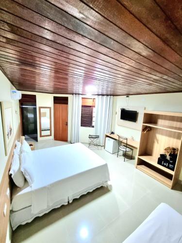 Televisyen dan/atau pusat hiburan di Pousada Shalom Beach