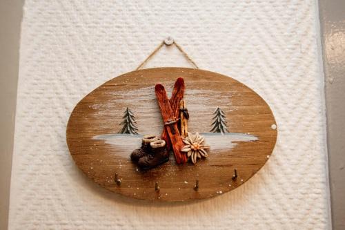 a wooden sign with a monkey and skis at Escapade Au Calme De La Rivière in Métabief