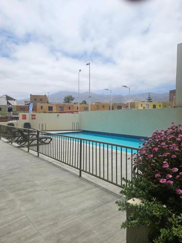 a swimming pool on the side of a building at Cómodo departamento sector norte arriendo por dia Edificio Velas del norte 1 in Antofagasta