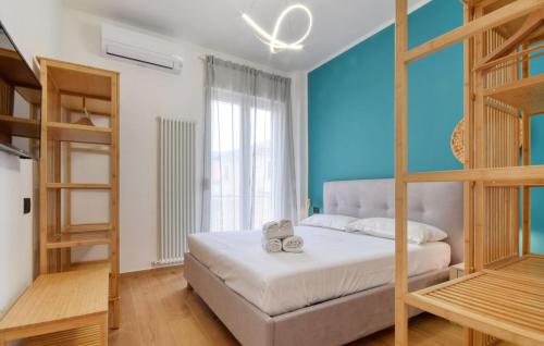 ラヴァーニャにある1 Bedroom Lovely Apartment In Lavagnaのベッドルーム1室(ベッド1台、二段ベッド1組付)
