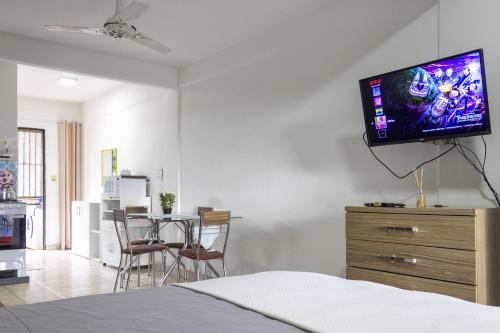 a bedroom with a flat screen tv hanging on the wall at Departamento sobre Av San Jose in Ciudad del Este