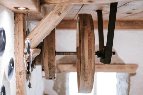 a chandelier hanging from the ceiling of a room at Chalet Mornà in San Martino in Badia