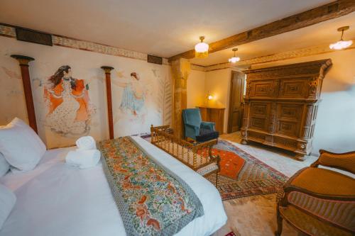 - une chambre avec un lit et une télévision dans l'établissement Santolina Etrusca Bed and Breakfast, Sauna, Hammam, Jacuzzi, à Rouffach