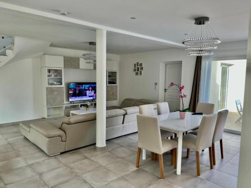 Televízia a/alebo spoločenská miestnosť v ubytovaní Chambres & Suites Villa architecte