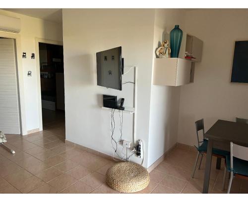 a living room with a table and a refrigerator at Villetta da sogno fronte mare in Bianco