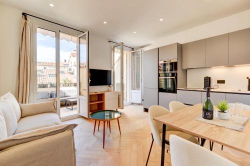 9A - APARTMENT FACING PORT & Town Hall