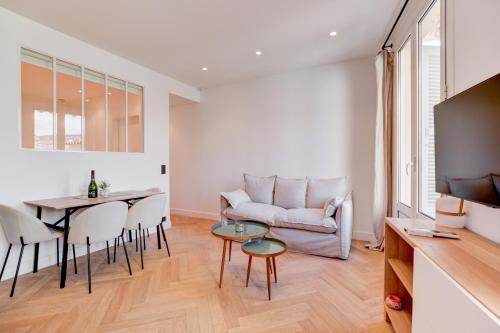 un salon avec un canapé et une table dans l'établissement Cornut 9a, à Cannes