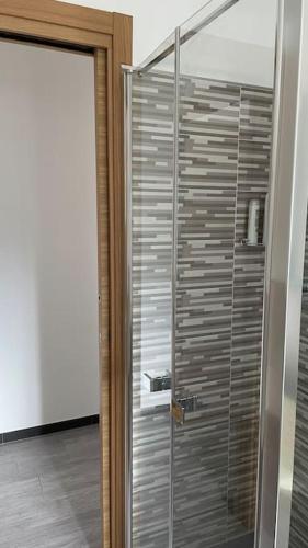 a shower with a glass door in a bathroom at Ampio bilocale vicino al mare in Borghetto Santo Spirito