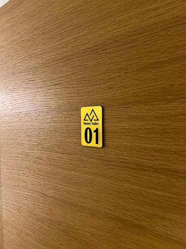 a sign on the side of a wooden table at Honey Valley Bjelašnica in Bjelašnica