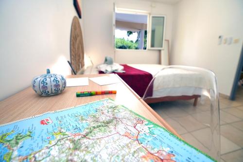 Postel nebo postele na pokoji v ubytování T2 confort zen avec jacuzzi idéal couples jeunes parents proche plage Anse Mitan