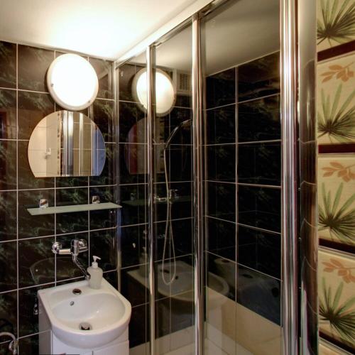 a bathroom with a shower and a toilet and a sink at Dom Wypoczynkowy Topaz in Szklarska Poręba