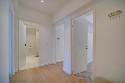 une pièce vide avec couloir et miroir dans l'établissement MAGNIFIQUE 3 PIECES RENOVE CANNES CENTRE 'Banane' AVEC VERANDA ! A2B88, à Cannes