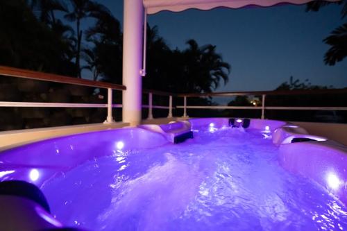 Escapade tropicale aux Trois-Îlets -T2 cosy avec terrasse & parking privéの敷地内または近くにあるプール