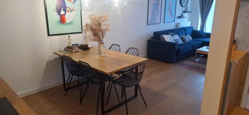 a dining room table and chairs in a living room at MB Apartments z Basenem i Ogrodem in Sarbinowo