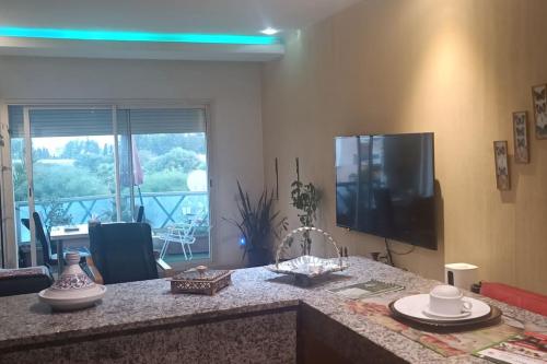 Uma TV ou centro de entretenimento em Suite Meublée à Nouaceur