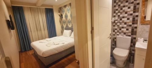 a small bathroom with a bed and a toilet at By Historial Hotel Due in Istanbul