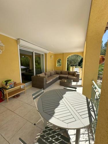 un salon avec une table et un canapé dans l'établissement Villa familiale avec piscine à Lorgues, 120 m², à Lorgues