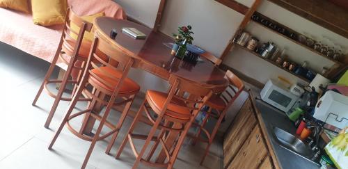 Η κουζίνα ή μικρή κουζίνα στο Canada House Queen bed in 2nd floor dbl sofa bed in 1st floor BBQ Private pool, river