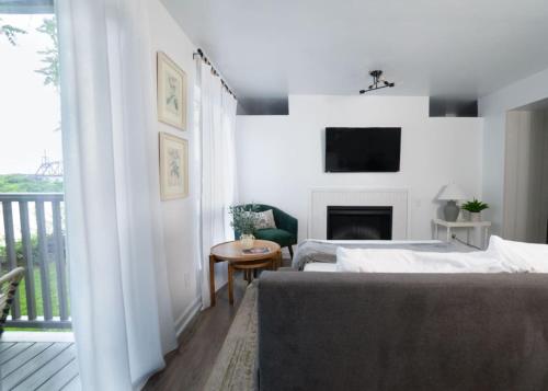 a bedroom with two beds and a fireplace at Stunning Riverfront Getaway in Downtown Nashville in Nashville