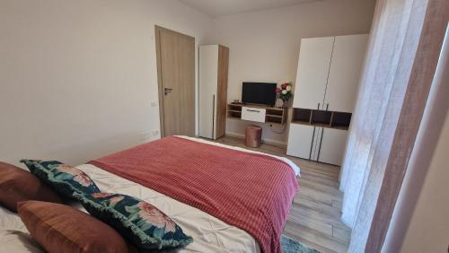 Ένα ή περισσότερα κρεβάτια σε δωμάτιο στο Blooming Apartment, Baile Felix
