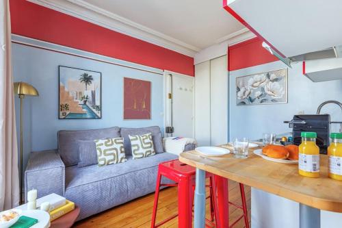 un salon avec un canapé et une table dans l'établissement Appartement confortable Montparnasse 14ème arrondissement, à Paris