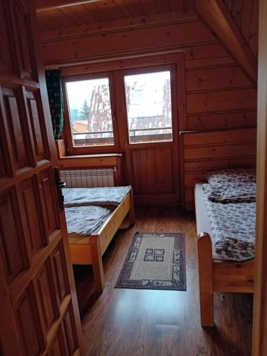 Postel nebo postele na pokoji v ubytování Drewniany Domek