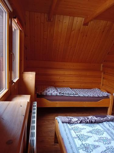 Postel nebo postele na pokoji v ubytování Drewniany Domek