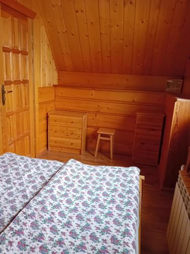 Postel nebo postele na pokoji v ubytování Drewniany Domek