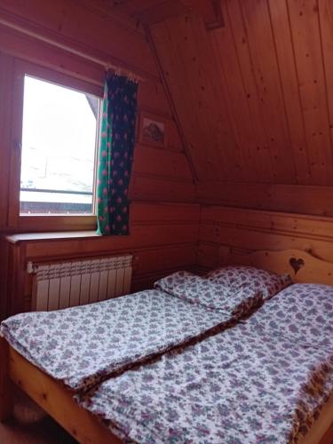 Postel nebo postele na pokoji v ubytování Drewniany Domek