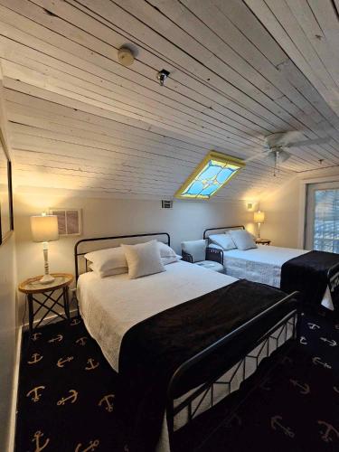 a bedroom with two beds and a window at Tybee Island Inn Bed & Breakfast in Tybee Island
