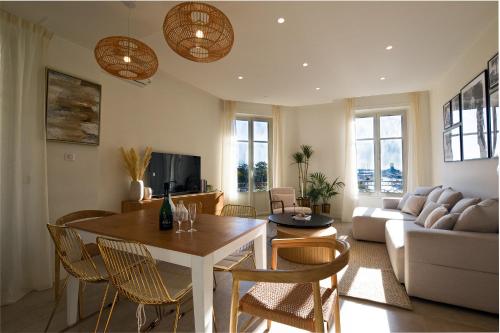 4A - APARTMENT FACING PORT & Town Hall