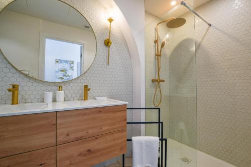 une salle de bain avec un lavabo et un miroir dans l'établissement Cornut 4A, à Cannes