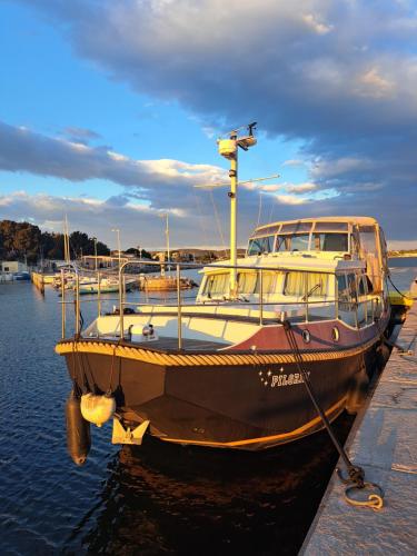 Hébergement insolite en demi-pension et excursion gastronomique en bateau