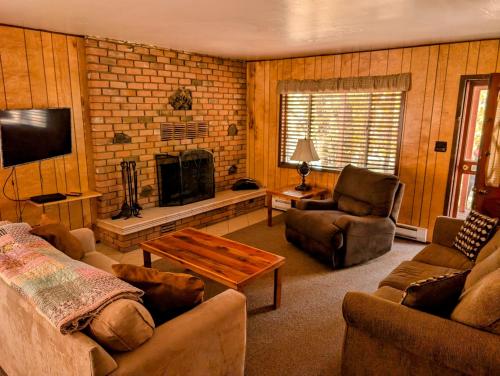 TV a/nebo společenská místnost v ubytování Northwoods Cabins